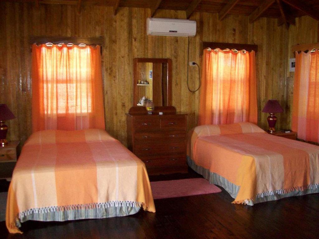 Graham'S Place Guanaja Стая снимка